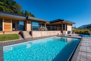 maison bois familial et moderne avec jardin