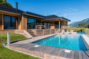 maison bois familial et moderne avec jardin et piscine