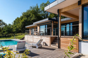 aménagement intérieur d'une maison bois familial et moderne avec jardin