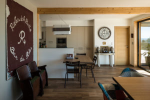 aménagement intérieur d'une maison bois familial et moderne avec jardin