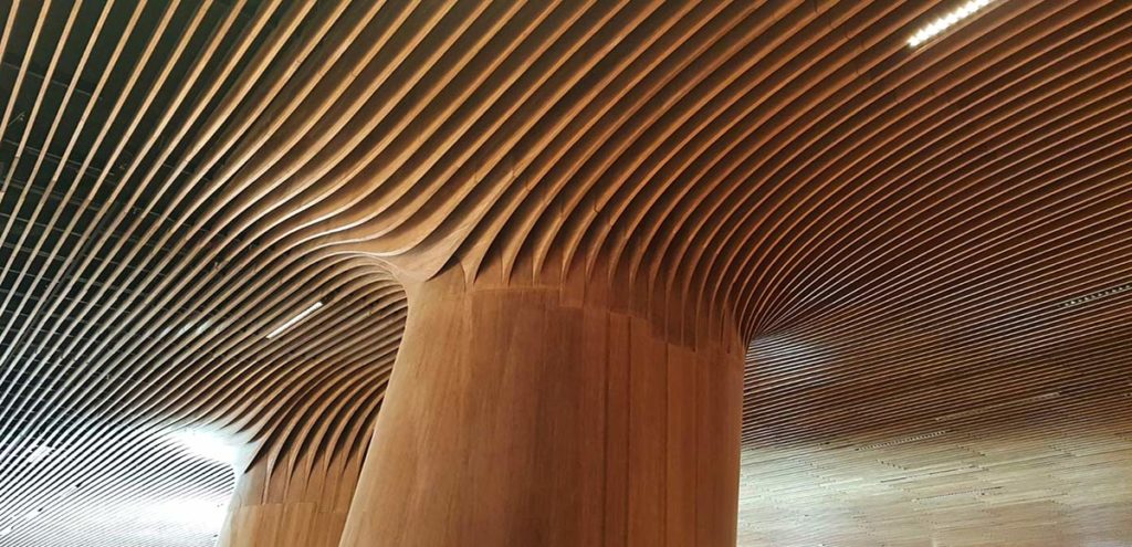 aménagement intérieur d'une centre commercial en bois