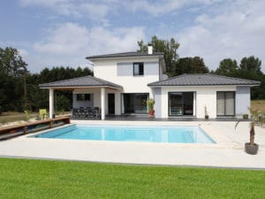 Salon de la Maison Neuve avec piscine