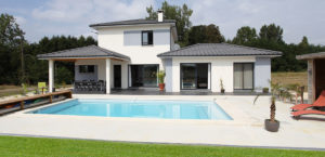 Salon de la Maison Neuve avec piscine