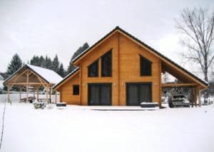 chalet en bois familial enneigée