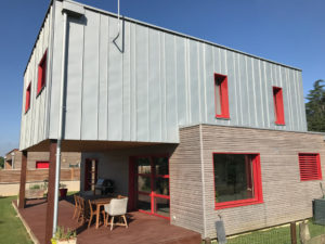 maison bois moderne avec jardin