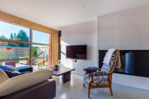 aménagement intérieur d'une maison bois moderne avec jardin