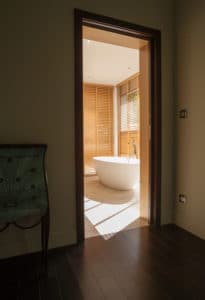 aménagement intérieur d'une arbor maison bois et zinc
