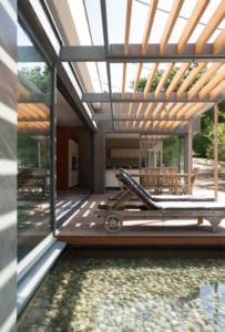 aménagement intérieur d'une arbor maison bois et zinc