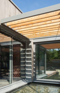 aménagement intérieur d'une arbor maison bois et zinc