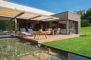 une maison bois moderne avec jardin