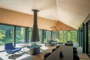 aménagement intérieur d'une maison bois enneigée en lituanie