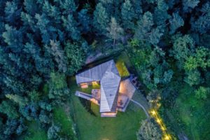 maison en bois dans la forêt en lituanie