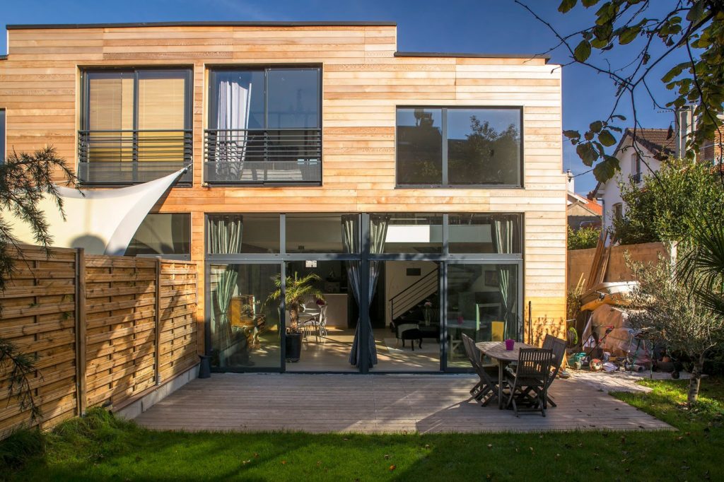 maison bois familial avec terrasse en bois et jardin