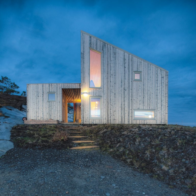 Chalet argenté Norvège au côte de la mer en Bretagne