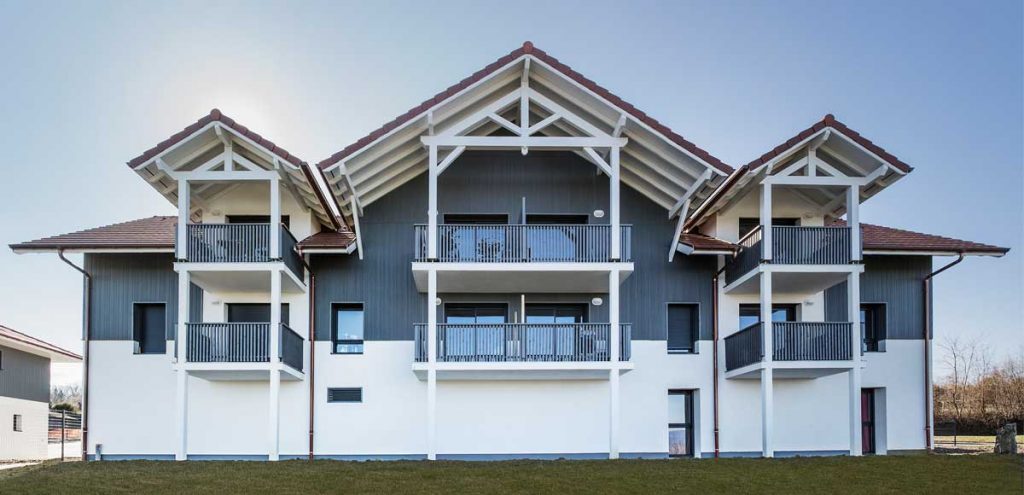 Lames de bardage bois composite Kaycan d'un immeuble d'habitation