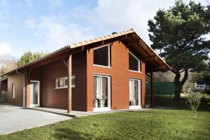 maison bois familial avec jardin