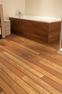 Salle de bain avec baignoire et parquet