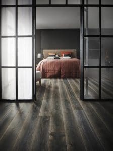 chambre à coucher avec un parquet foncé