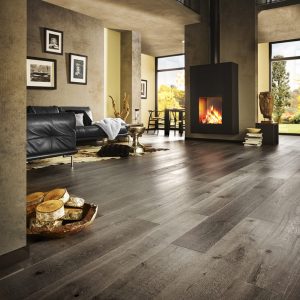 séjour au parquet avec cheminée dans maison bois