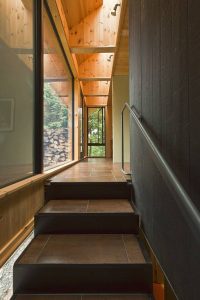 escaliers en bois dans maison bois au Québec