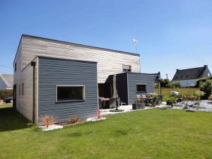 maison bois moderne avec terrasse et jardin