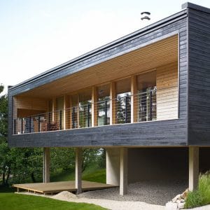 terrasse en bois et jardin d'une maison bois