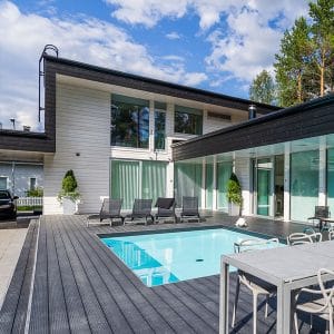 piscine bois avec terrasse en bois et maison bois familie