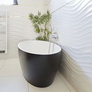 salle de bains avec baignoire