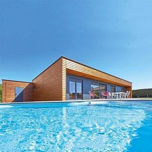 maison préfabriquée en bois avec piscine