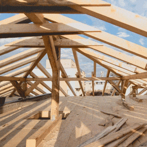 Toit en bois de la maison en construction
