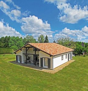 Une maison bois kit fourni par Alaya Maisons Bois