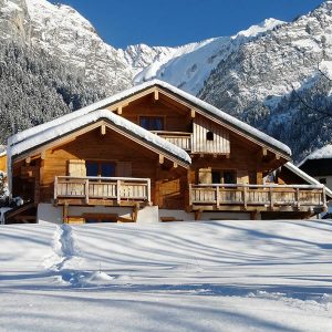 chalet traditionel enneigé dans les montagnes