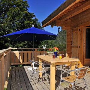 terrassse en bois d'une chalet en bois dans Haute-Savoie