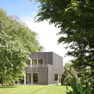 maison écologique en bois dans la forêt