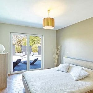 chambre des parents avec parquet dans une chique maison en bois