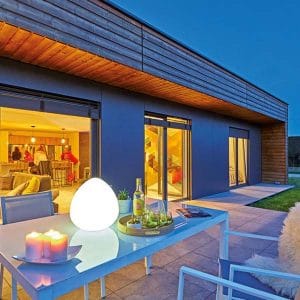 terrasse avec sol en pierre d'une petite maison en bois à Wittelsheim