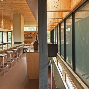 salle à manger au parquet dans maison bois neuf