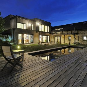 maison contemporaine en bois avec piscine