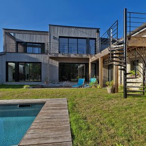 maison bois avec terrasse, jardin et piscine