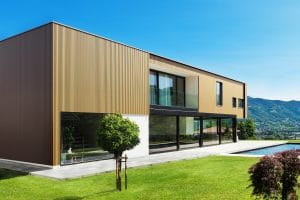 maison avec jardin et Fiberdeck bardage posé verticalement