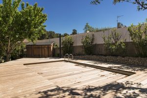 piscine avec toit en bois