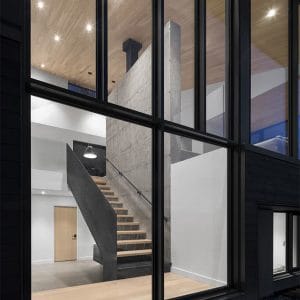 design intérieur d'une confortable maison en bois au canada
