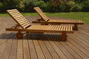 terrasse en bois avec jardin