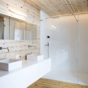 salle de bains en bois dans les alpes suisses