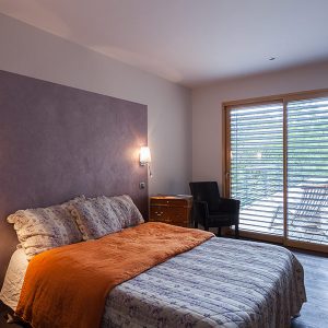 chambre des parents au parquet dans maison bois bioclimatique à Seyssinet-Pariset