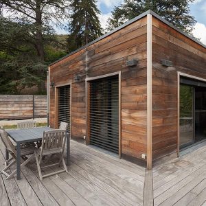 terrasse en bois d'une maison bois près du Grenoble