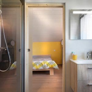 chambre des parents au parquet dans maison bois moderne