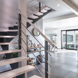 escaliers en bois dans maison bois près de la frontière suisse