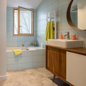 salle de bains classique dans maison familial