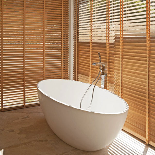 salle de bains avec baignoire dans maison bois à Seine-Port